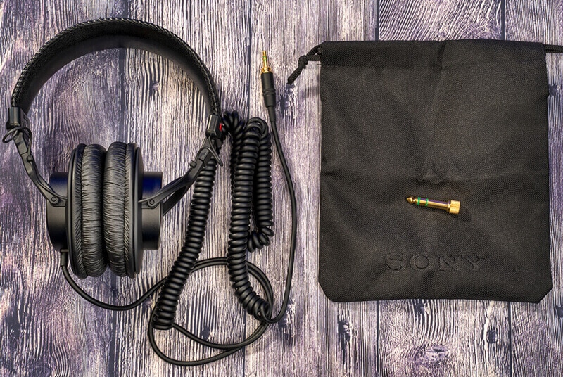 MDR-7506 headphones with accessories
