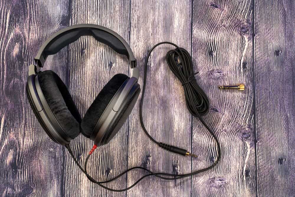 Sennheiser HD 600 headphones with accessories