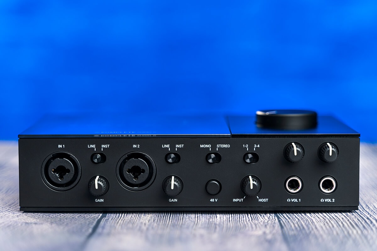 Komplete Audio 6 Mk2 audio interface (front panel)