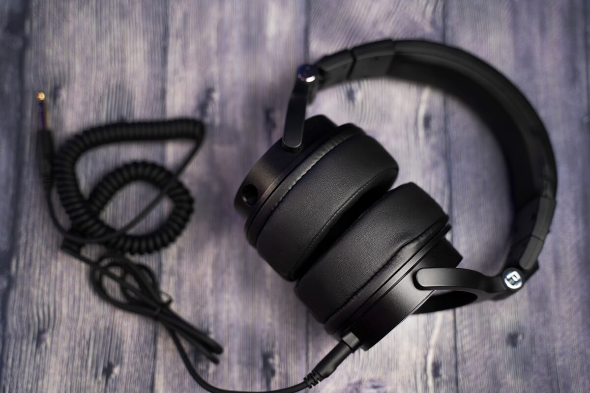 OneOdio Monitor 60 headphones with accessories