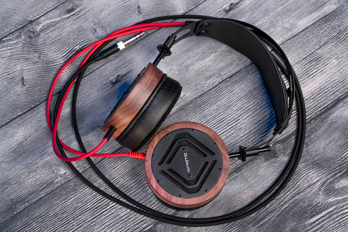 Ollo S5X headphones with accessories