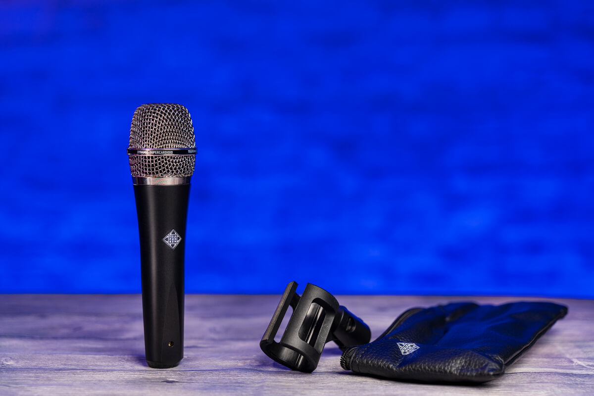 Telefunken M80 with microphone clip and carrying bag