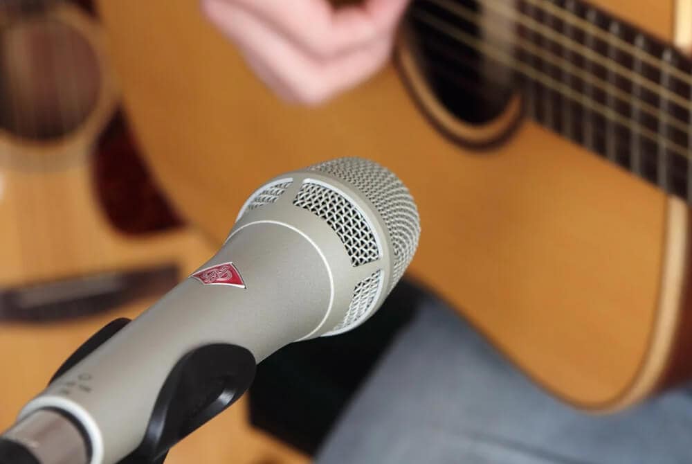 recording acoustic guitar with a Neumann KMS 105