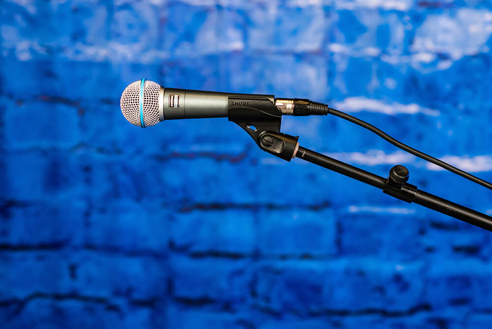 Shure Beta 58A tested with mic stand
