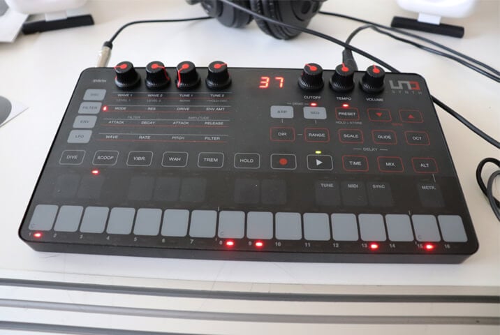 IK Multimedia UNO Synth